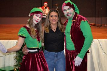 Foto - PROMOVE CANTATA DE NATAL E ENTREGA DE BRINQUEDOS COM A CHEGADA DO PAPAI NOEL