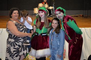 Foto - PROMOVE CANTATA DE NATAL E ENTREGA DE BRINQUEDOS COM A CHEGADA DO PAPAI NOEL