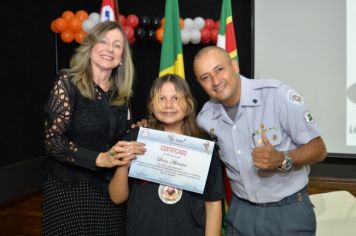 Foto - FORMATURA DO PROERD 2024 EM PEDRINHAS PAULISTA. 