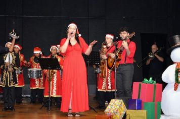 Foto - PROMOVE CANTATA DE NATAL E ENTREGA DE BRINQUEDOS COM A CHEGADA DO PAPAI NOEL