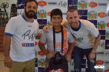 Foto - GOLEIRO PAULO VICTOR VISITA PEDRINHAS PAULISTA