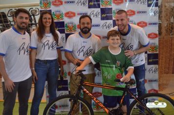 Foto - GOLEIRO PAULO VICTOR VISITA PEDRINHAS PAULISTA