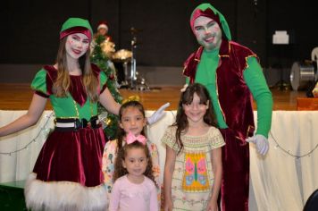 Foto - PROMOVE CANTATA DE NATAL E ENTREGA DE BRINQUEDOS COM A CHEGADA DO PAPAI NOEL