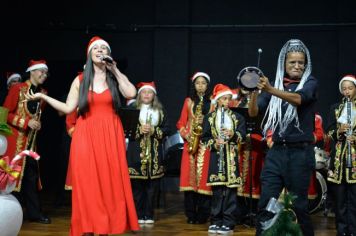 Foto - PROMOVE CANTATA DE NATAL E ENTREGA DE BRINQUEDOS COM A CHEGADA DO PAPAI NOEL