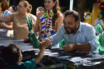 Foto - PROMOVE CANTATA DE NATAL E ENTREGA DE BRINQUEDOS COM A CHEGADA DO PAPAI NOEL