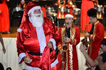 Foto - PROMOVE CANTATA DE NATAL E ENTREGA DE BRINQUEDOS COM A CHEGADA DO PAPAI NOEL