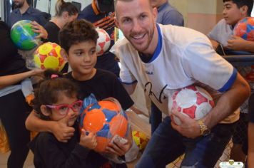 Foto - GOLEIRO PAULO VICTOR VISITA PEDRINHAS PAULISTA