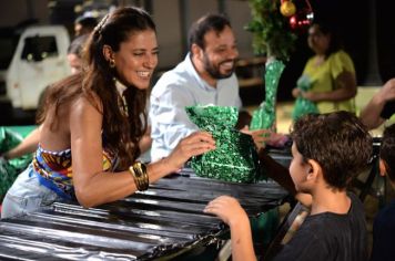 Foto - PROMOVE CANTATA DE NATAL E ENTREGA DE BRINQUEDOS COM A CHEGADA DO PAPAI NOEL