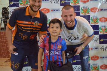 Foto - GOLEIRO PAULO VICTOR VISITA PEDRINHAS PAULISTA