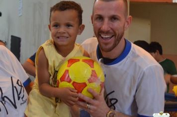 Foto - GOLEIRO PAULO VICTOR VISITA PEDRINHAS PAULISTA