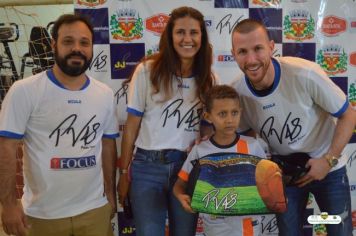 Foto - GOLEIRO PAULO VICTOR VISITA PEDRINHAS PAULISTA