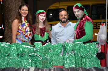 Foto - PROMOVE CANTATA DE NATAL E ENTREGA DE BRINQUEDOS COM A CHEGADA DO PAPAI NOEL