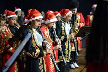 Foto - PROMOVE CANTATA DE NATAL E ENTREGA DE BRINQUEDOS COM A CHEGADA DO PAPAI NOEL