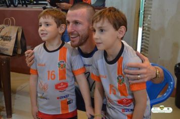 Foto - GOLEIRO PAULO VICTOR VISITA PEDRINHAS PAULISTA