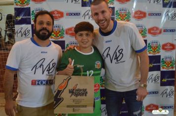 Foto - GOLEIRO PAULO VICTOR VISITA PEDRINHAS PAULISTA