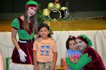 Foto - PROMOVE CANTATA DE NATAL E ENTREGA DE BRINQUEDOS COM A CHEGADA DO PAPAI NOEL