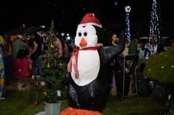 Foto - PROMOVE CANTATA DE NATAL E ENTREGA DE BRINQUEDOS COM A CHEGADA DO PAPAI NOEL