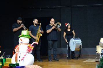 Foto - PROMOVE CANTATA DE NATAL E ENTREGA DE BRINQUEDOS COM A CHEGADA DO PAPAI NOEL