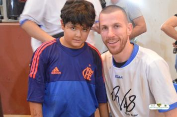 Foto - GOLEIRO PAULO VICTOR VISITA PEDRINHAS PAULISTA