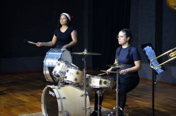 Foto - PROMOVE CANTATA DE NATAL E ENTREGA DE BRINQUEDOS COM A CHEGADA DO PAPAI NOEL