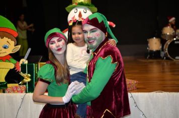 Foto - PROMOVE CANTATA DE NATAL E ENTREGA DE BRINQUEDOS COM A CHEGADA DO PAPAI NOEL