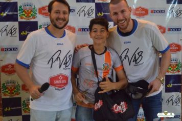 Foto - GOLEIRO PAULO VICTOR VISITA PEDRINHAS PAULISTA