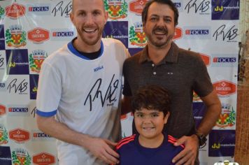 Foto - GOLEIRO PAULO VICTOR VISITA PEDRINHAS PAULISTA