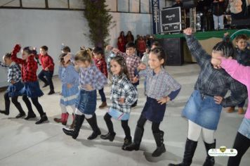 Foto - PREFEITURA MUNICIPAL REALIZA FESTA JUNINA DA ESCOLA CLOVIS MANFIO 2023.