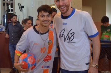 Foto - GOLEIRO PAULO VICTOR VISITA PEDRINHAS PAULISTA