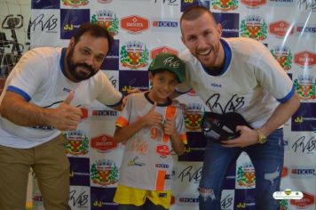 Foto - GOLEIRO PAULO VICTOR VISITA PEDRINHAS PAULISTA