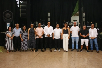 PREFEITURA MUNICIPAL PROMOVE JANTAR DE CONFRATERNIZAÇÃO DOS FUNCIONÁRIOS PUBLICOS E PREFEITO ANUNCIA BONUS DO VALE ALIMENTAÇÃO 2025