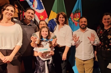 ALUNA DA REDE MUNICIPAL DE ENSINO DE PEDRINHAS PAULISTA É DUPLA MEDALHISTA NA OLIMPÍADA CIVAP DE LÍNGUA PORTUGUESA E MATEMÁTICA 2025.