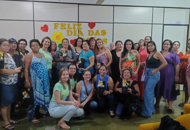 PARTICIPANTES DOS GRUPOS DO CRAS PARTICIPAM DE JANTAR EM COMEMORAÇÃO AO DIA DAS MÃES.