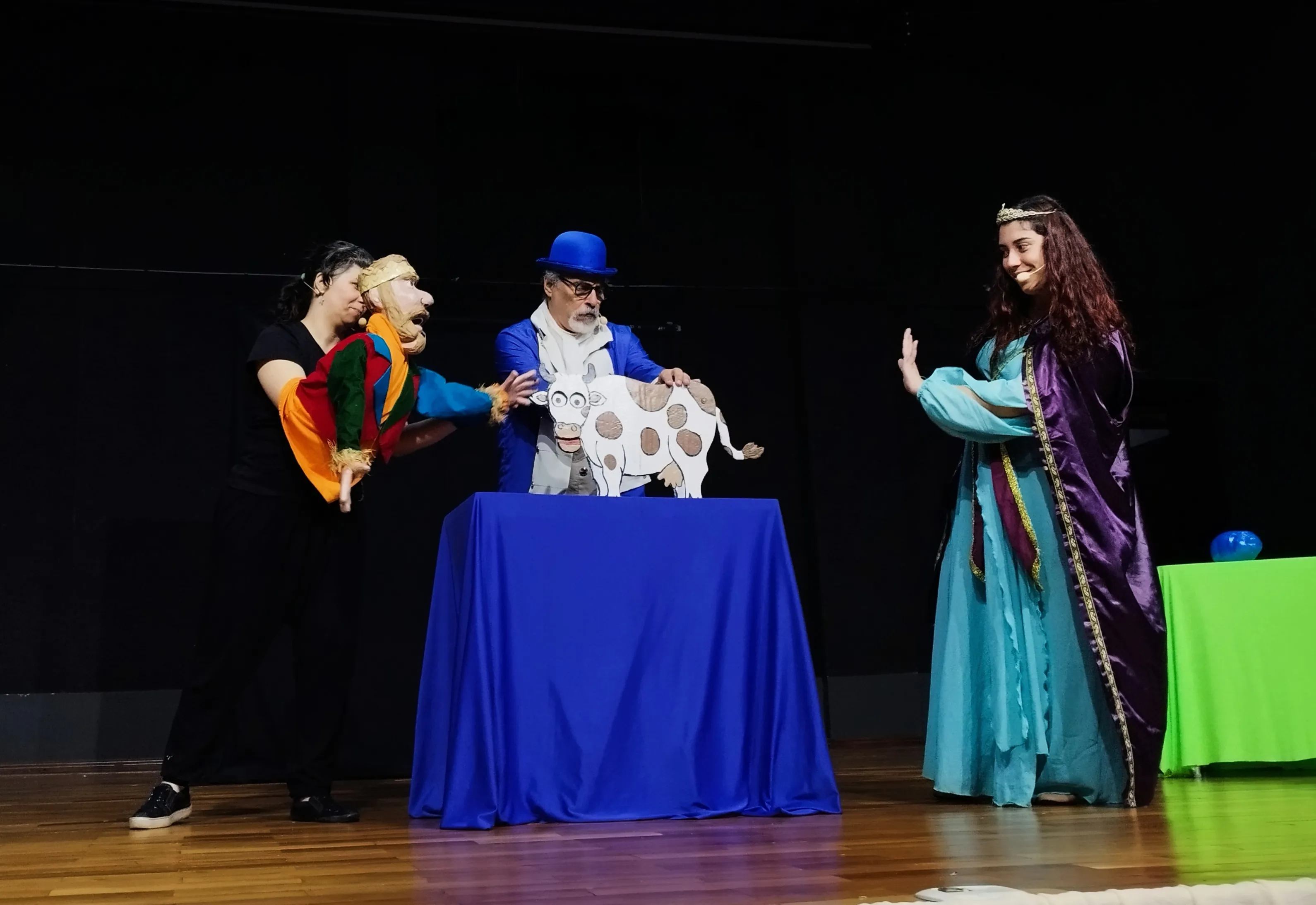 PEÇA TEATRAL “DINHEIRO NÃO NASCE EM ÁRVORE” É APRESENTADA PARA ALUNOS DA EMEF. PROF. CLOVIS MANFIO.